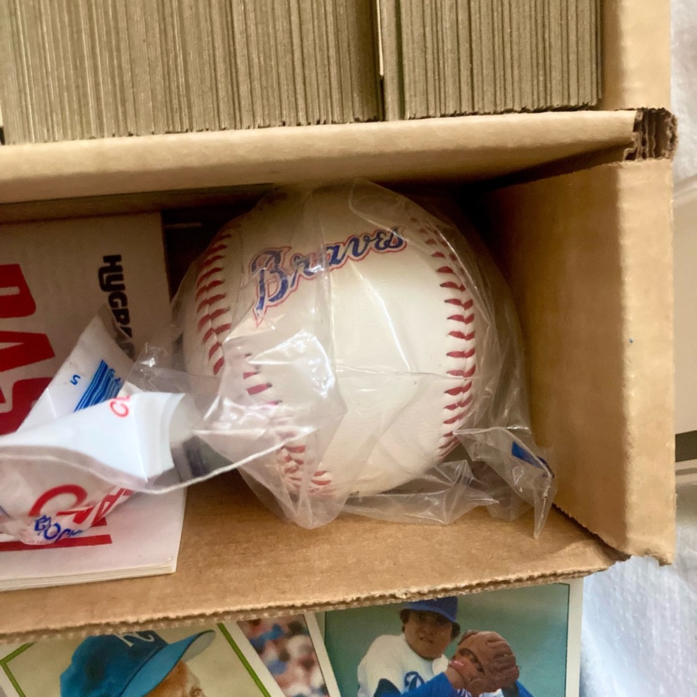 Topps, assorted Baseball Cards Box, O-Pee-Chee, and a Braves baseball - Picture 5 of 8